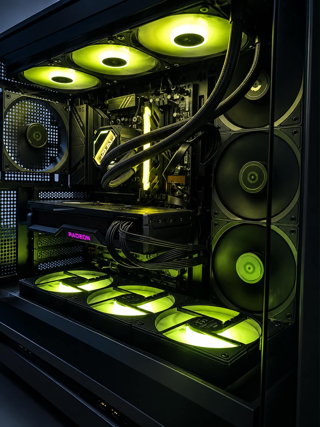 Wnętrze komputera PC z kartą Radeon, chłodzeniem cieczą AIO i zielonym podświetleniem RGB wentylatorów