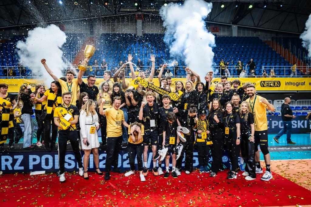 Zawodnicy, sztab i wolontariusze Bogdanka LUK Lublin świętują tytuł mistrza Plus Ligi z pucharem na hali